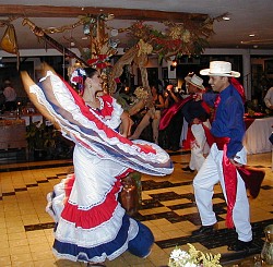 Dancing at the cultural evening - Click picture for bigger format.
